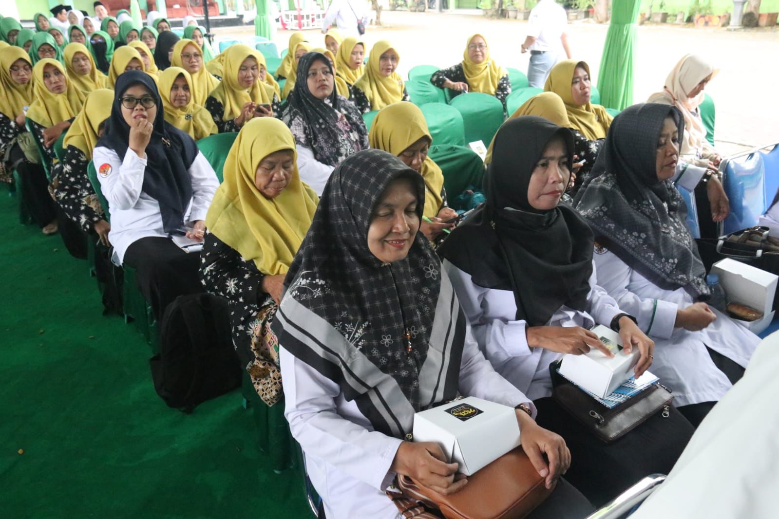BERI PERHATIAN: Guru TPQ, guru madin, guru sekolah minggu, tokoh semua agama, dan  pengurus tempat ibadah semua agama bakal menerima hibah bantuan.