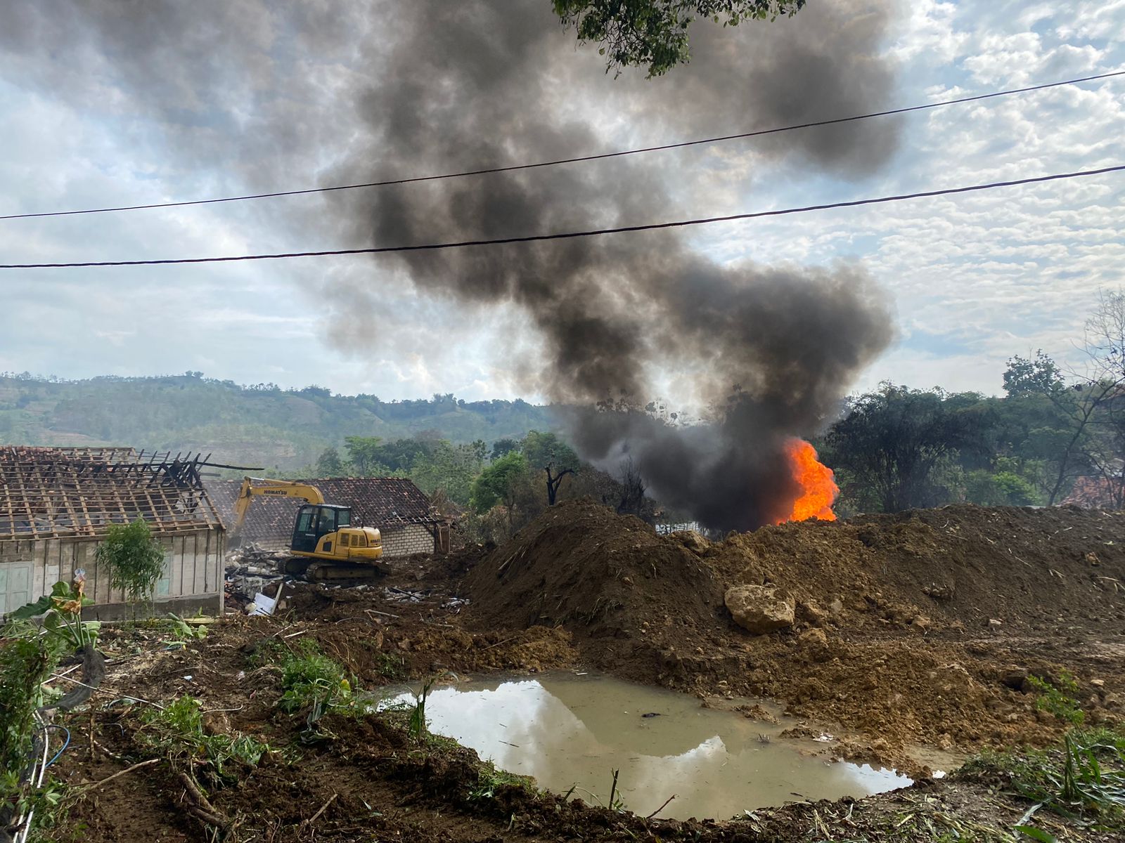 BERUPAYA MAKSIMAL: Pihak terkait masih berupaya memadamkan api di titik sumur minyak Dukuh Gendono, Desa Gandu, Kecamatan Bogorejo yang terbakar, Minggu (17/8).
