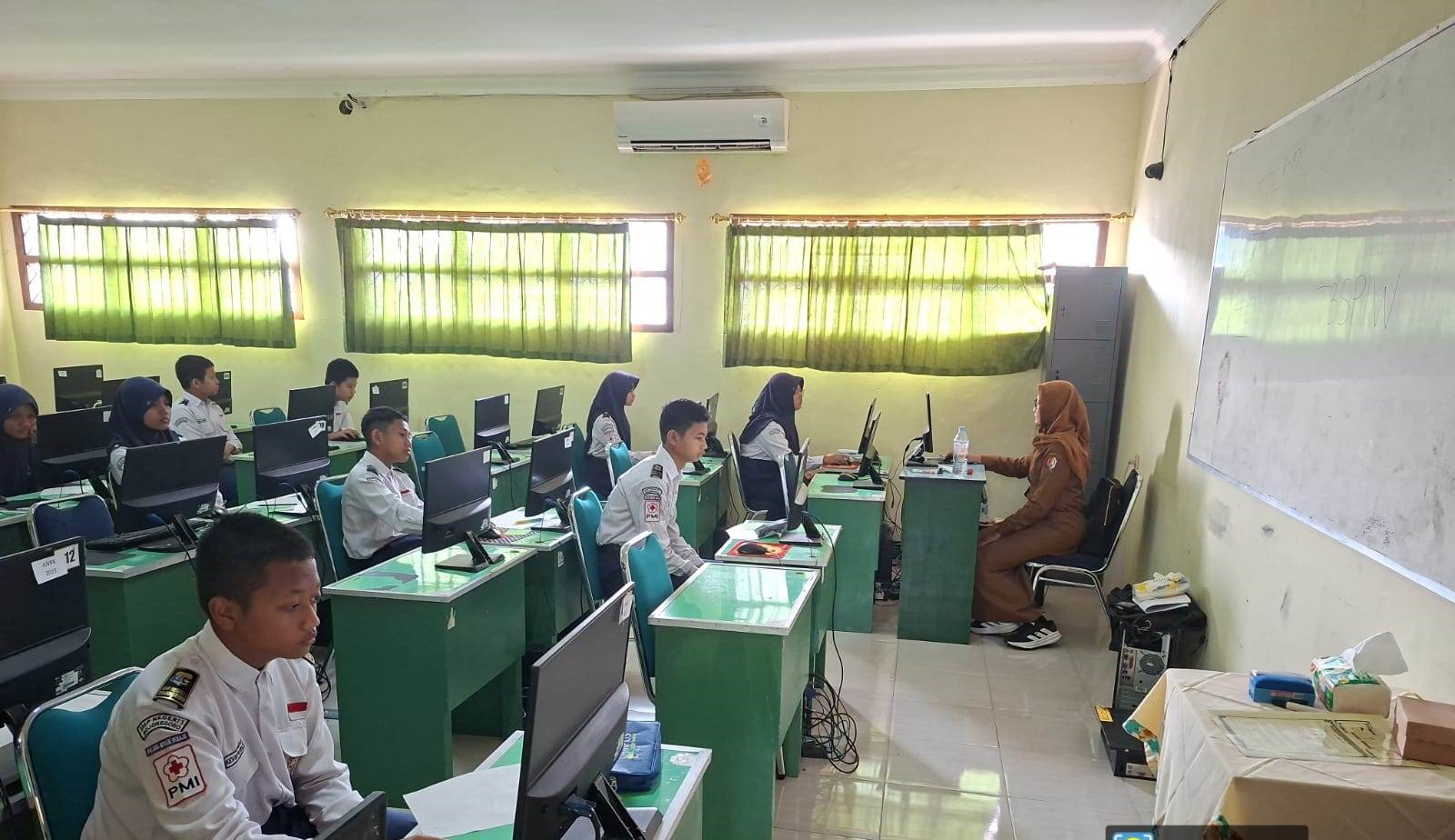 PERSIAPAN: Geladi bersih ANBK di SMPN 1 Bojonegoro berlangsung lancar Selasa (19/8) lalu.  (ISTIMEWA/RADAR BOJONEGORO)