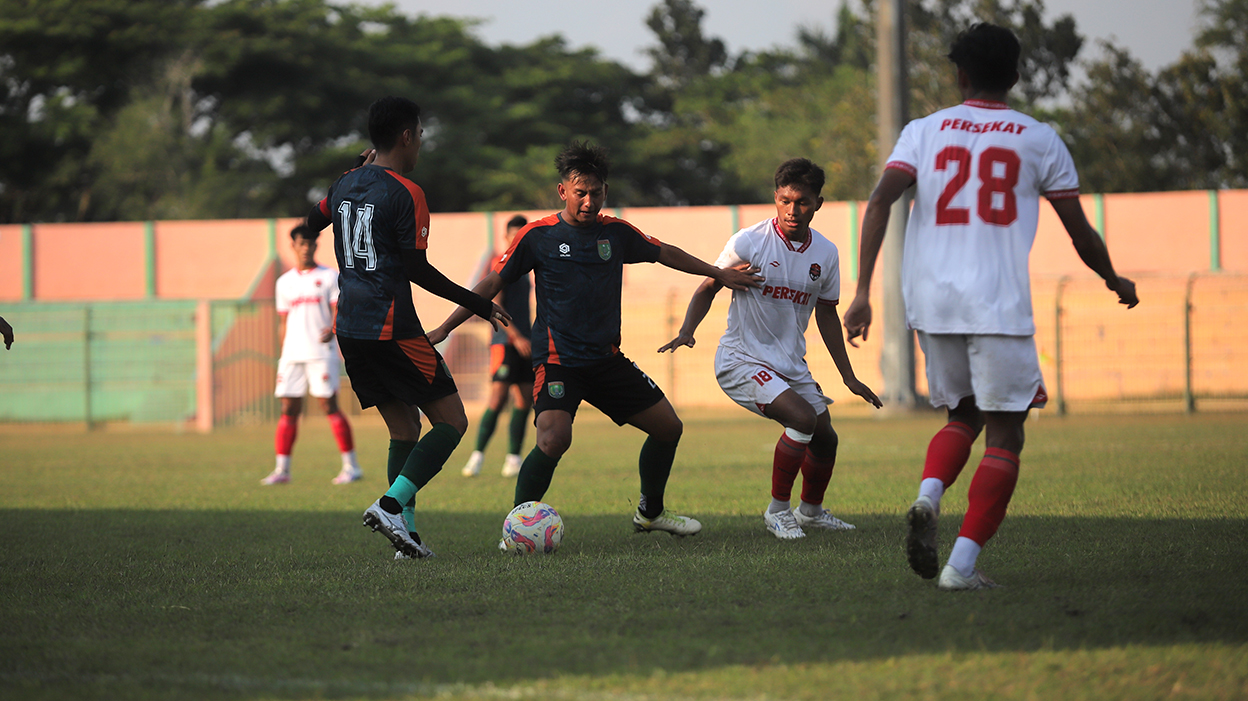 SIAP TANDANG: Persibo bakal kembali menjalani uji coba ke Stadion Gajayana, Malang untuk menjajal kekuatan Rans Nusantara FC Sabtu (23/8) mendatang. (YUAN EDO/RADAR BOJONEGORO)