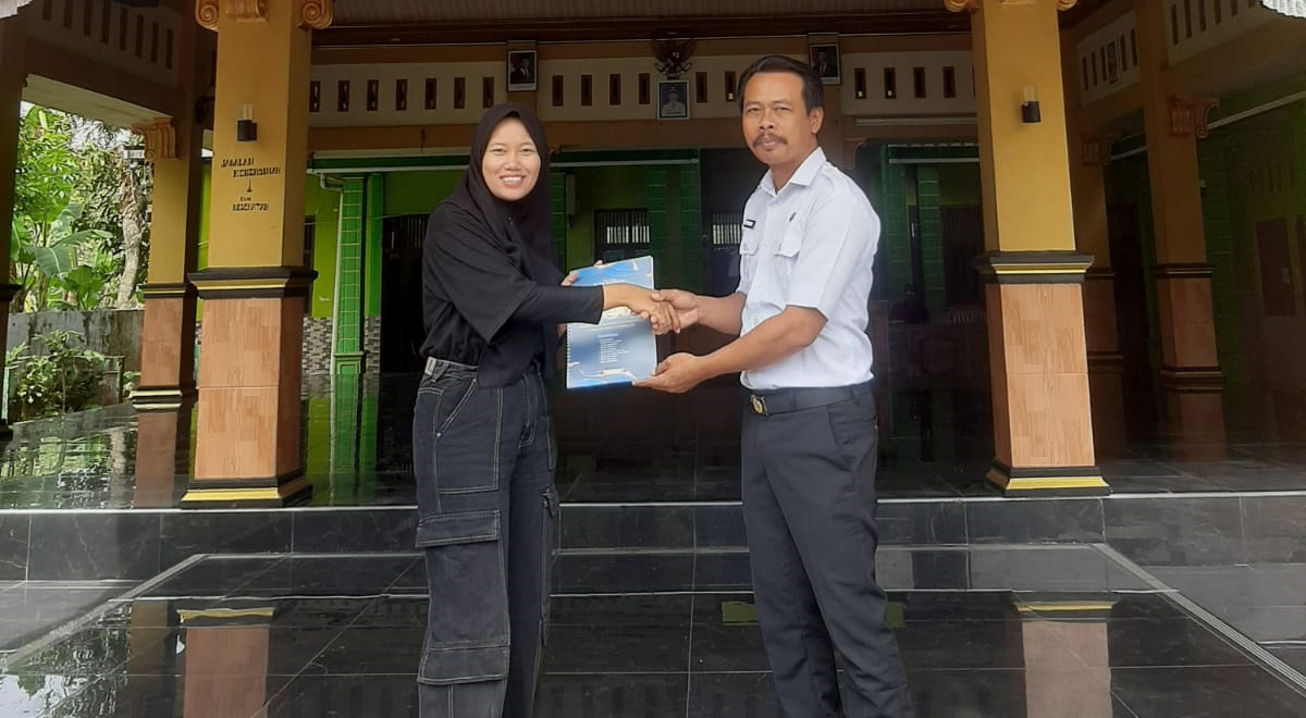 KUNJUNGAN LAPANGAN: Kades Banjarejo, Kecamatan Sumberrejo Moch. Sahroni saat menemui tim Radar Bojonegoro Award Yana Dwi Kurniya Wati (ISTIMEWA/RADAR BOJONEGORO)