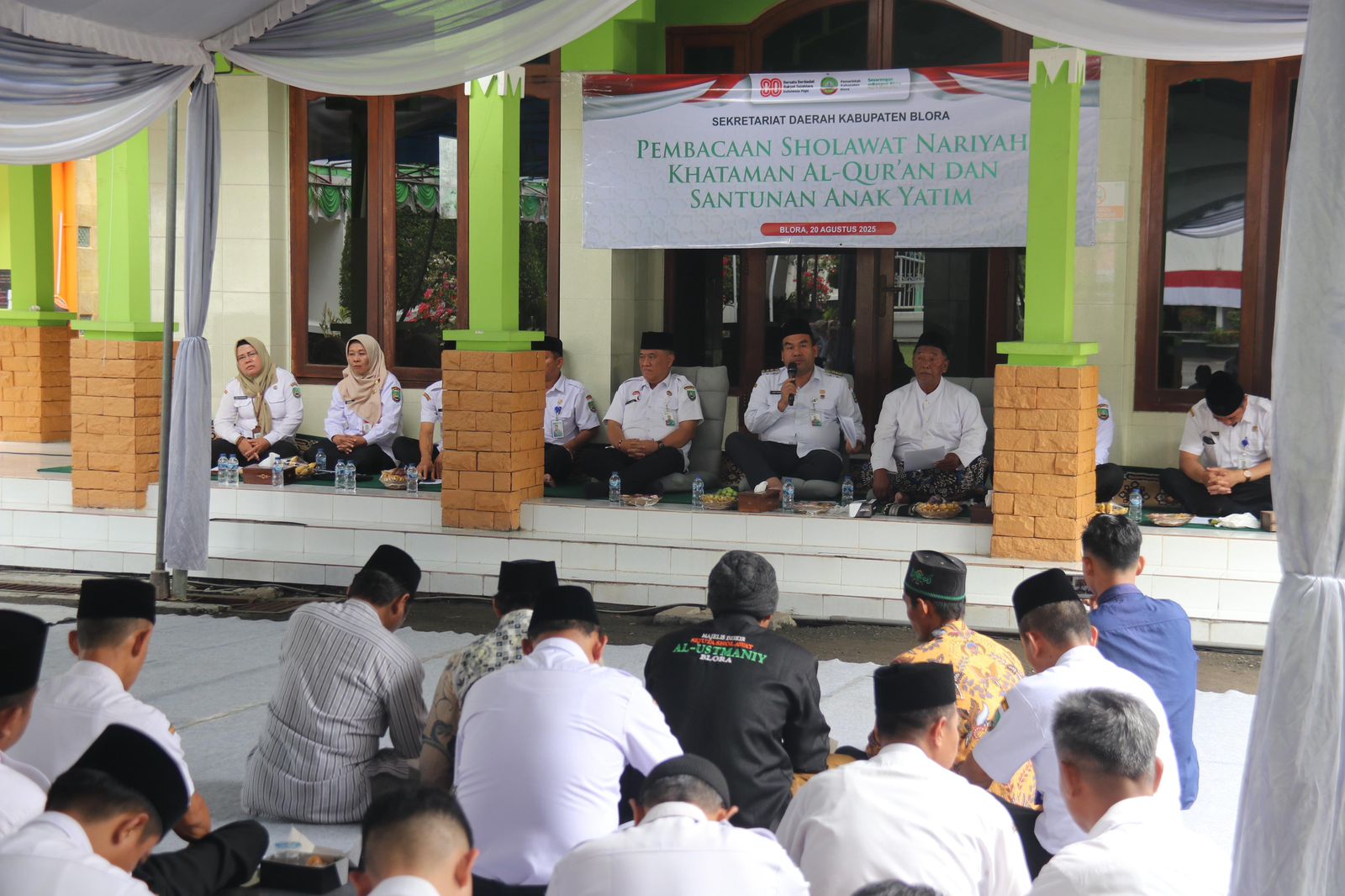 SALAWATAN: Bupati Blora Arief Rohman bersama ASN se-Kabupaten Blora melantunkan doa dan salawat nariyah di Musala Setda Blora, Rabu (20/8). Mendoakan Desa Gandu segera pulih.