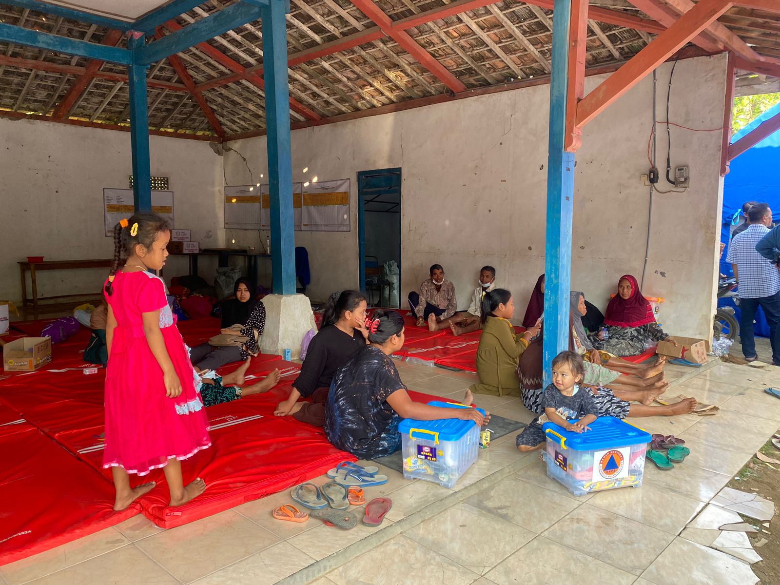 POSKO PENGUNGSIAN: Ratusan KK warga Desa Gandu, Kecamatan Bogorejo, mengungsi imbas dari kebakaran sumur minyak rakyat.