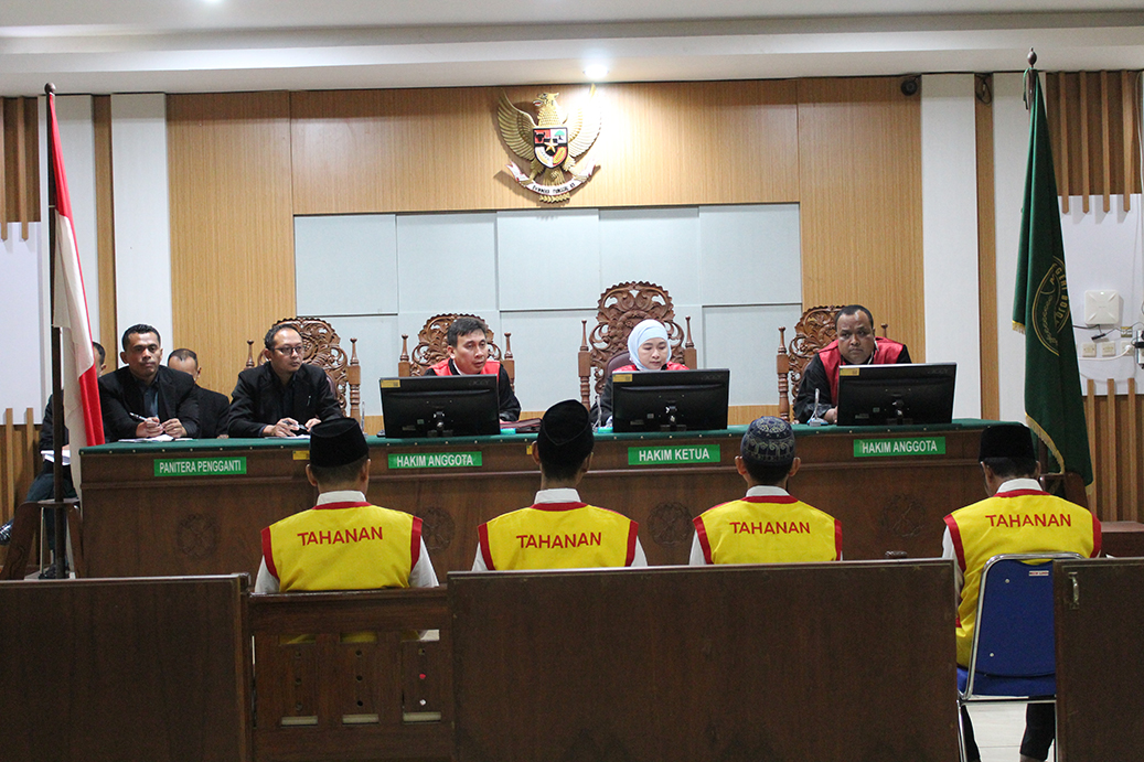 SIDANG: Empat terdakwa kasus perakitan senjata api menjalani sidang di PN Bojonegoro. (DHANI WAHYU ALFIANSYAH/RADAR BOJONEGORO)
