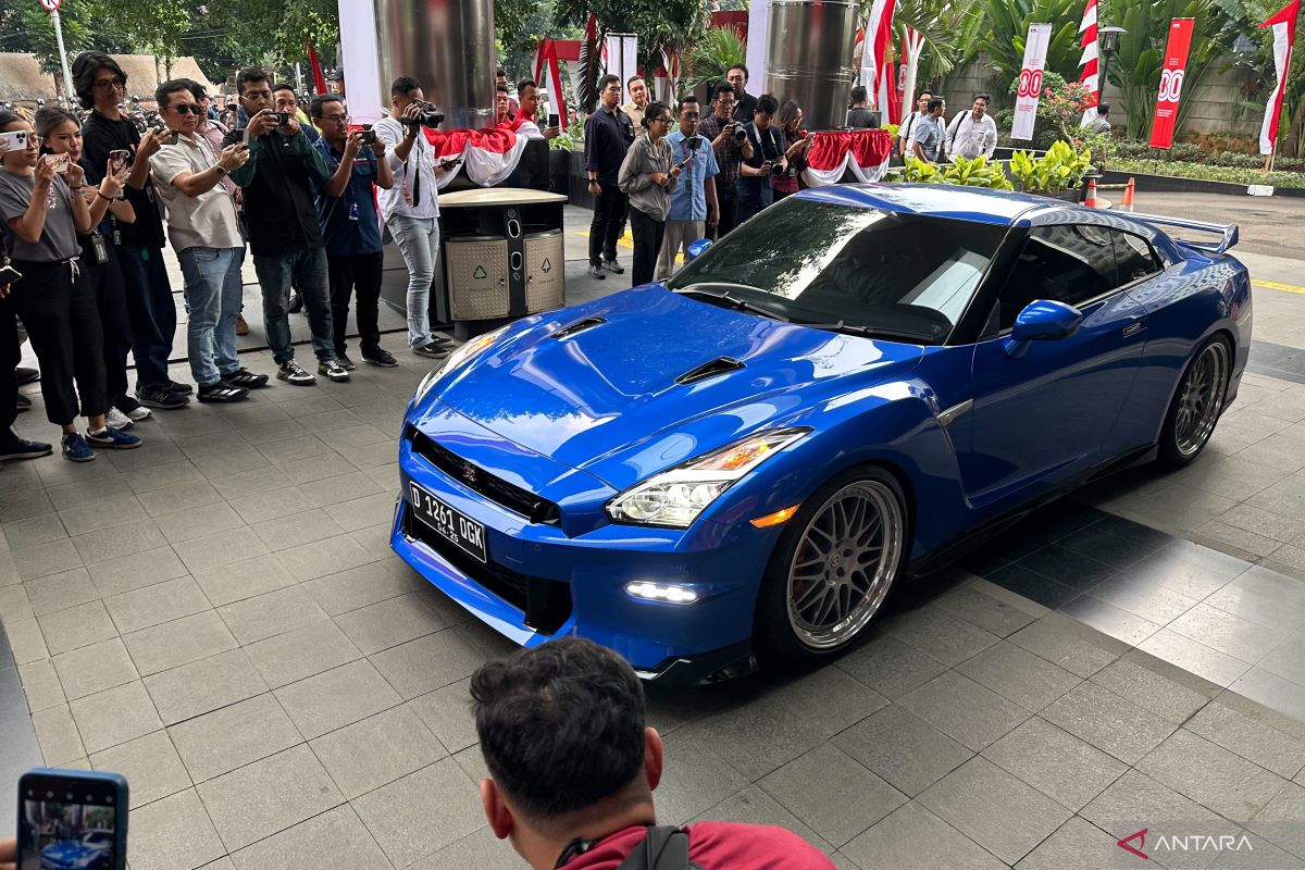 GT-R R35 berwarna biru jadi salah satu barang yang disita KPK dari kasus dugaan korupsi yang menjerat Immanuel Ebenezer. (Dok. ANTARA)