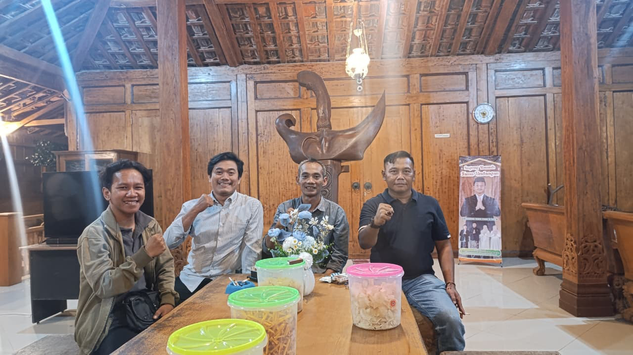 SEMANGAT: Ketua AKD Bojonegoro Sudawam foto bersama dengan Pemred Radar Bojonegor M. Suaeb serta tim dari Jawa Pos Radar Award 2025. (ISTIMEWA/RADAR BOJONEGORO)