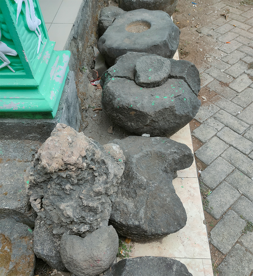 Sebagian dari batu purba di Balai Desa Soko. (JEANY ANANDA/Dok. Unigoro for Radar Bojonegoro)
