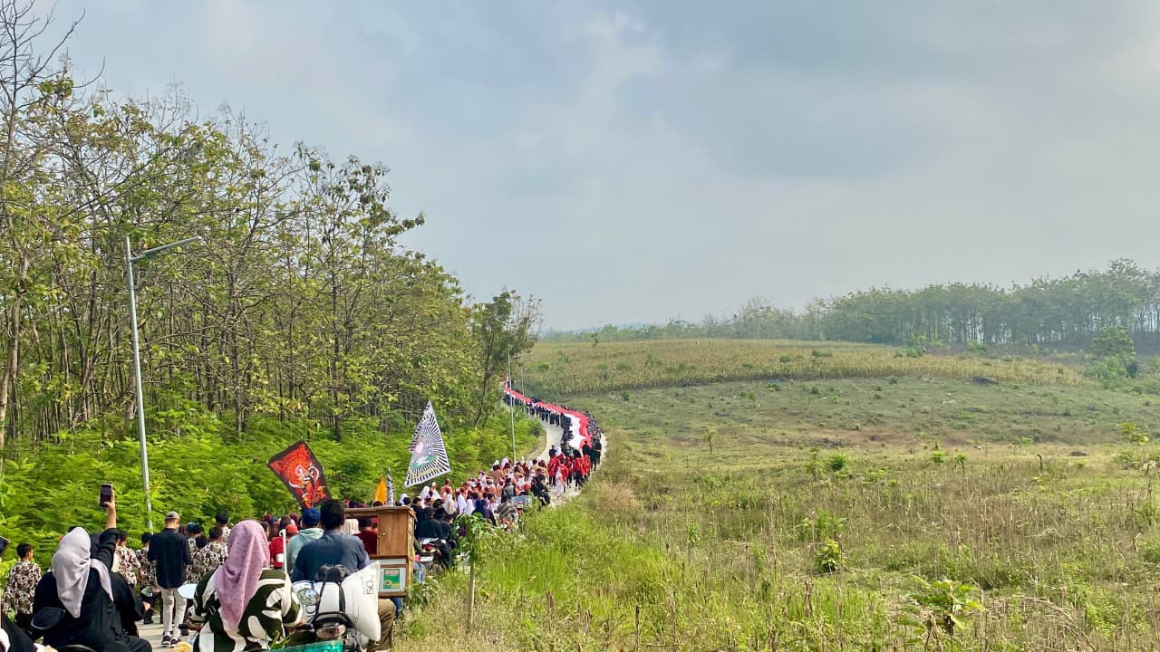 KIRAB: Masyarakat Samin Desa/Kecamatan Margomulyo bersama gabungan elemen masyarakat membentangkan bendera merah putih sepanjang 80 meter.