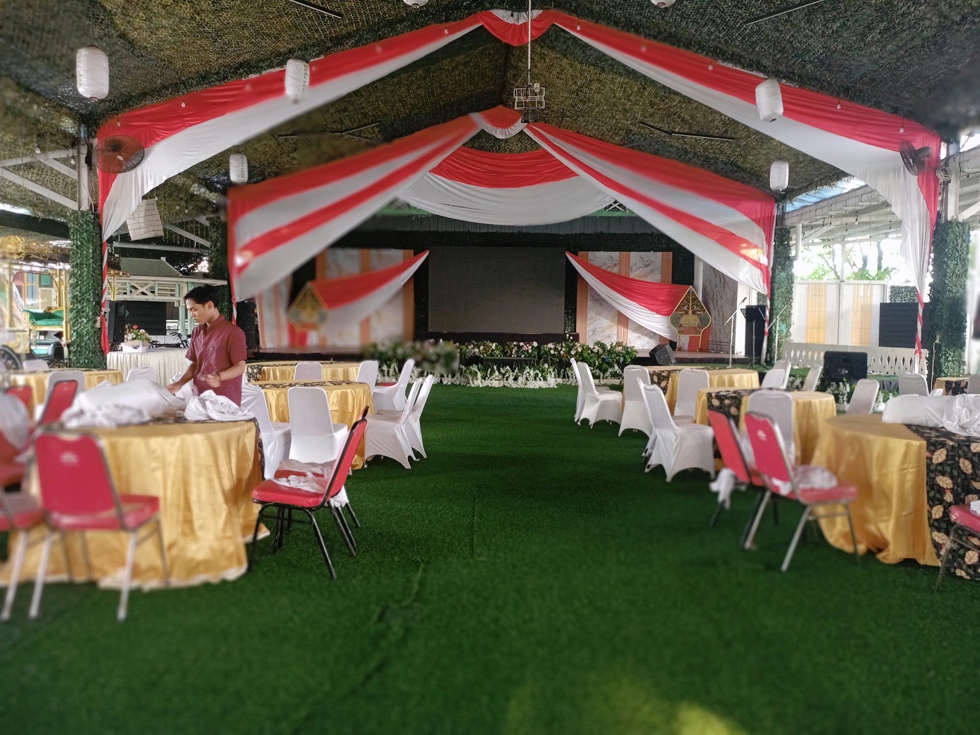 AWARDING: Tim proses mempersiapkan venue Radar Bojonegoro Awards 2025 di Hotel Wisata MCM yang akan digelar Selasa malam (26/8).
