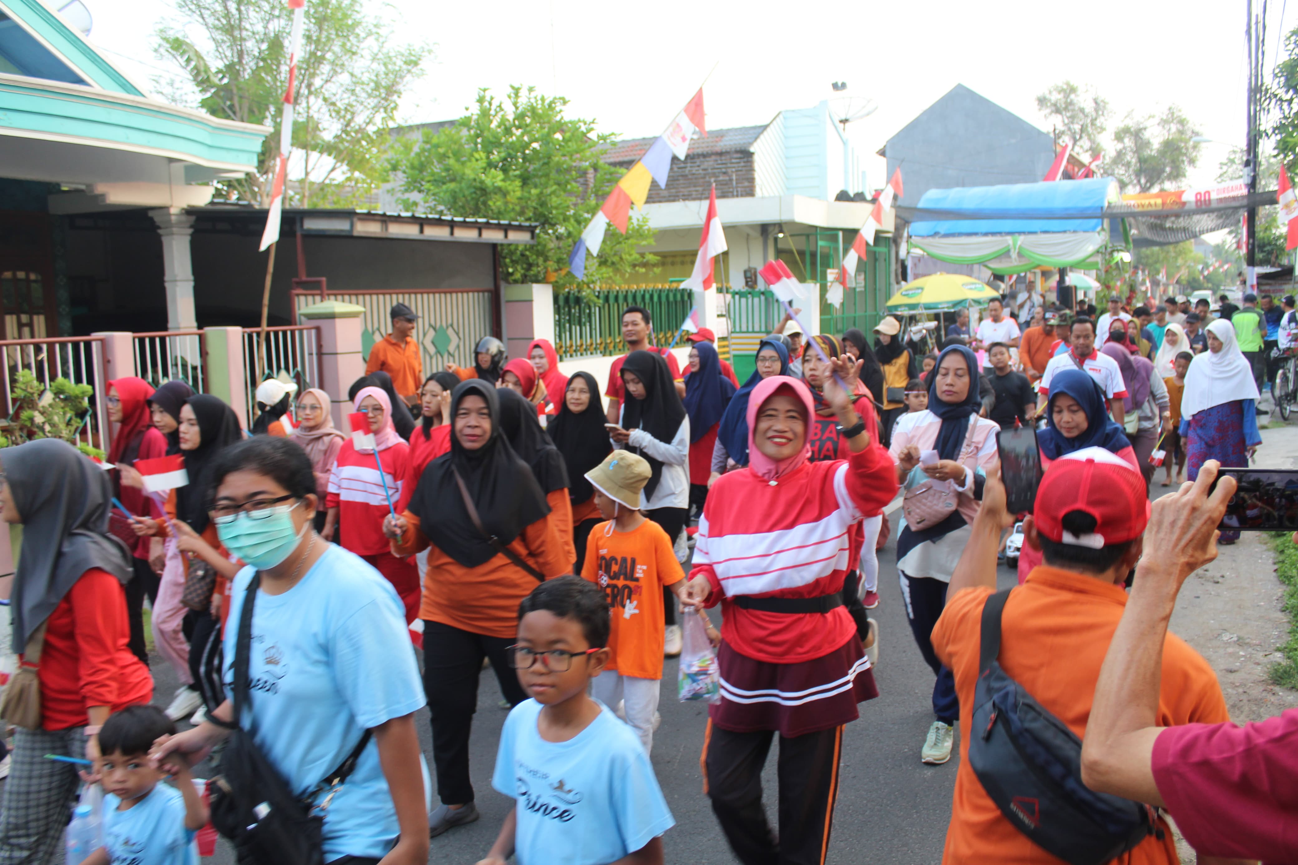 SEMARAK: Jalan sehat digelar semarak di Kelurahan Mojokampung, Kecamatan Bojonegoro.
