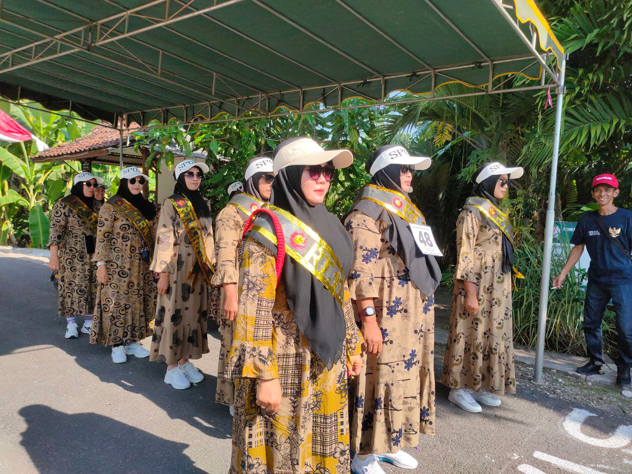 GERAK JALAN: Gerak Jalan Desa Wedi, Kecamatan Kapas diikuti 53 peserta. (MAGANG UNIGORO FOR RADAR BOJONEGORO)