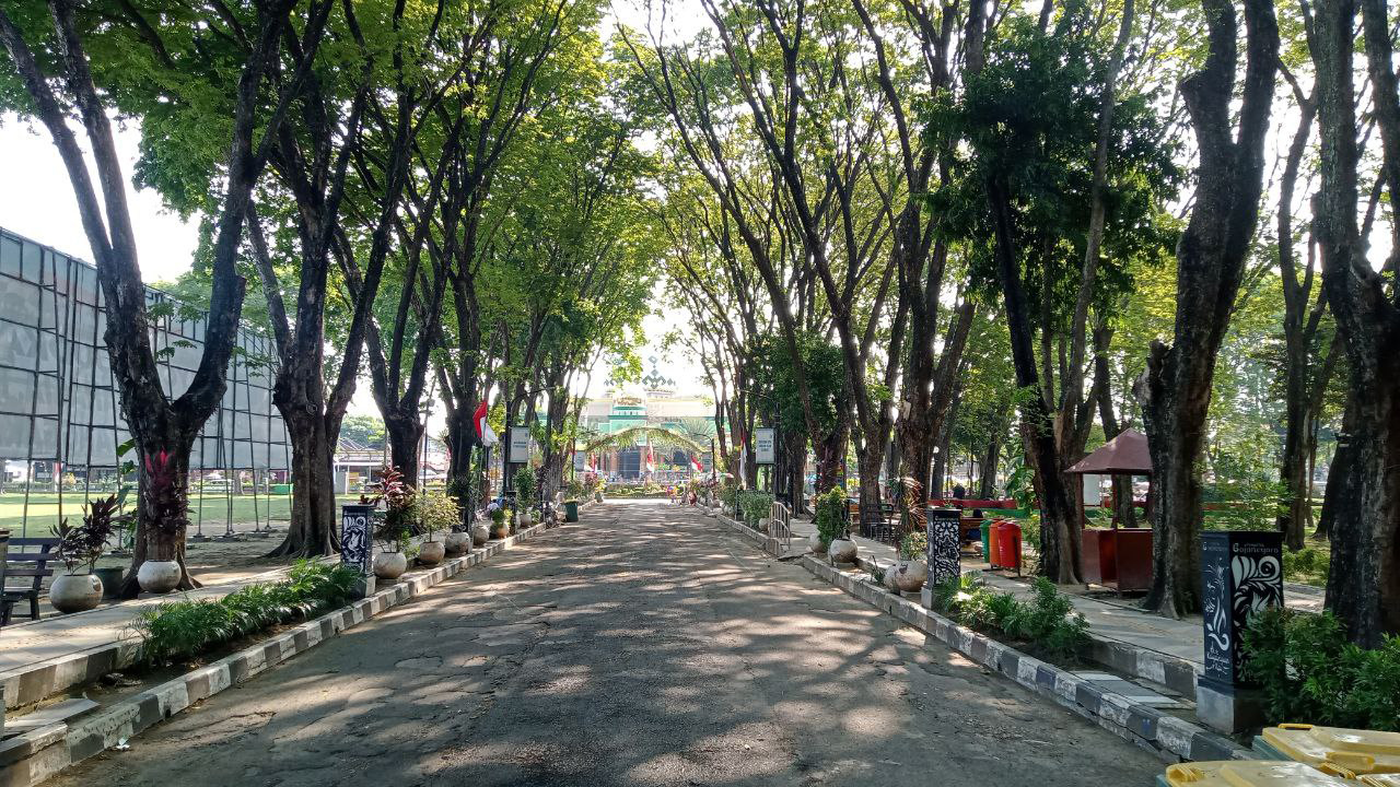 SEJUK: Suasana Alun-Alun Bojonegoro cukup rindang dengan banyak pepohonan, jadi jujugan warga untuk mengisi liburan akhir pekan. (LENNY NANDA/RADAR BOJONEGORO)