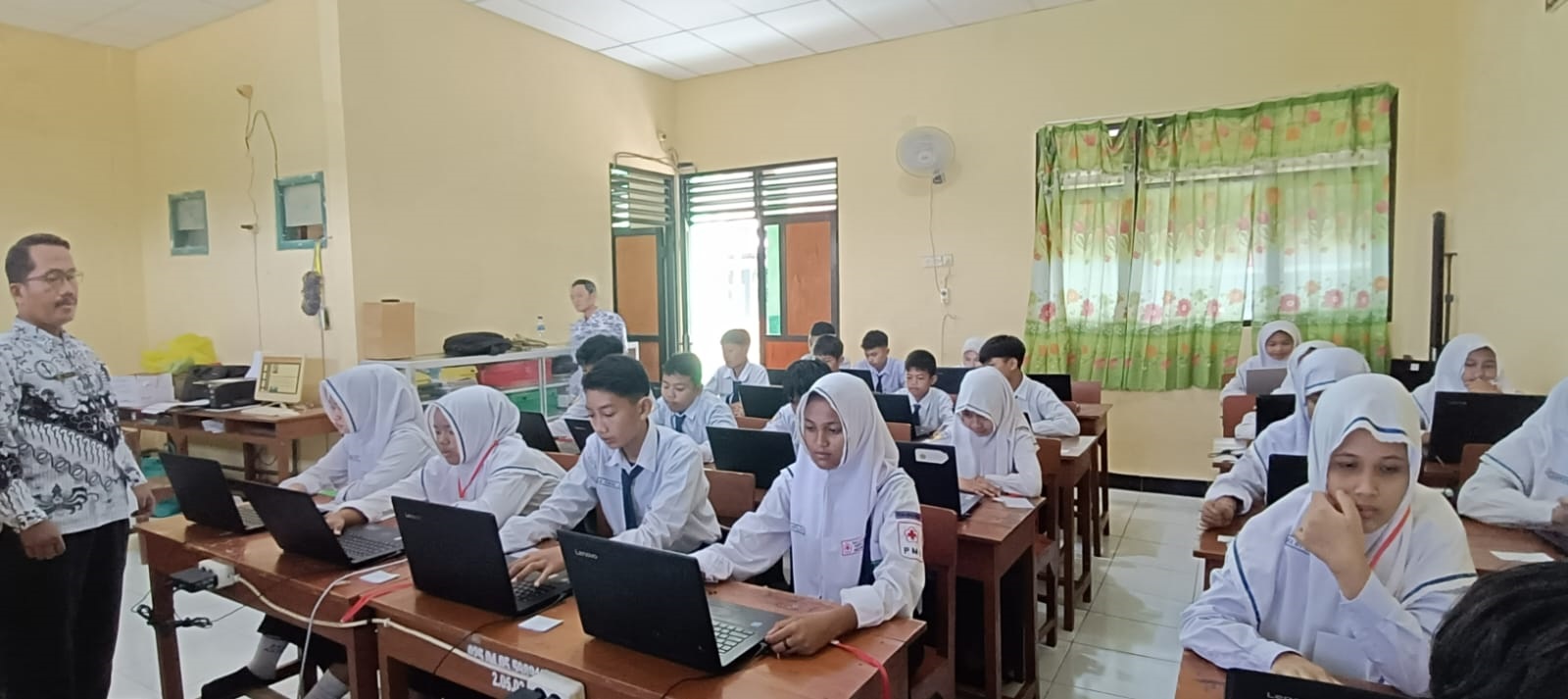 ANBK: ANBK SMP dan MTs dimulai sejak Senin (25/8) lalu, hari pertama sempat diwarnai pemadaman listrik di Kecamatan Bubulan dan Temayang.