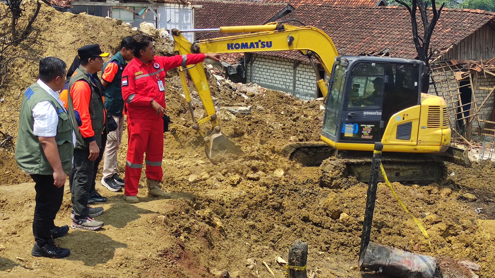 PADAM: Kobaran api di sumur minyak rakyat Desa Gandu, Blora telah padam sejak Sabtu lalu (23/8).