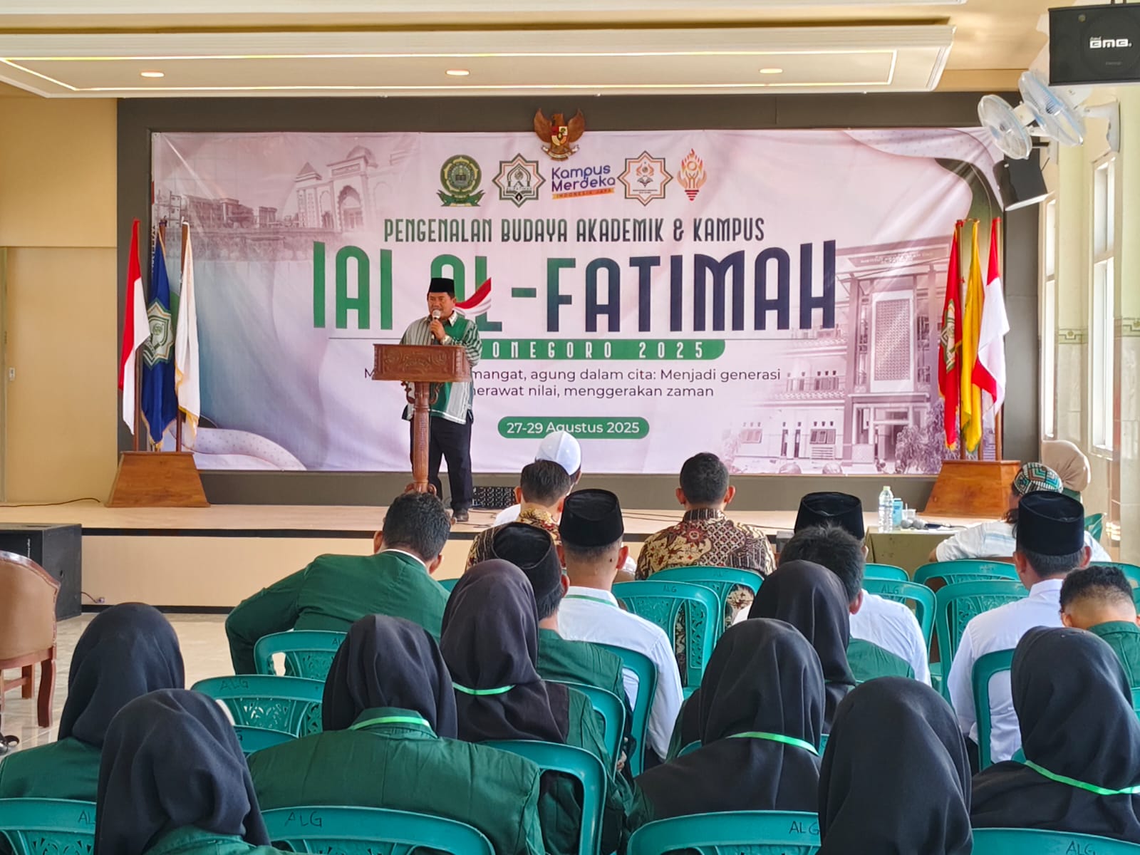 SAMBUTAN : KH Dr H Tamam Syaifuddin memberikan sambutan di acara PBAK IAI Al-Fatimah.