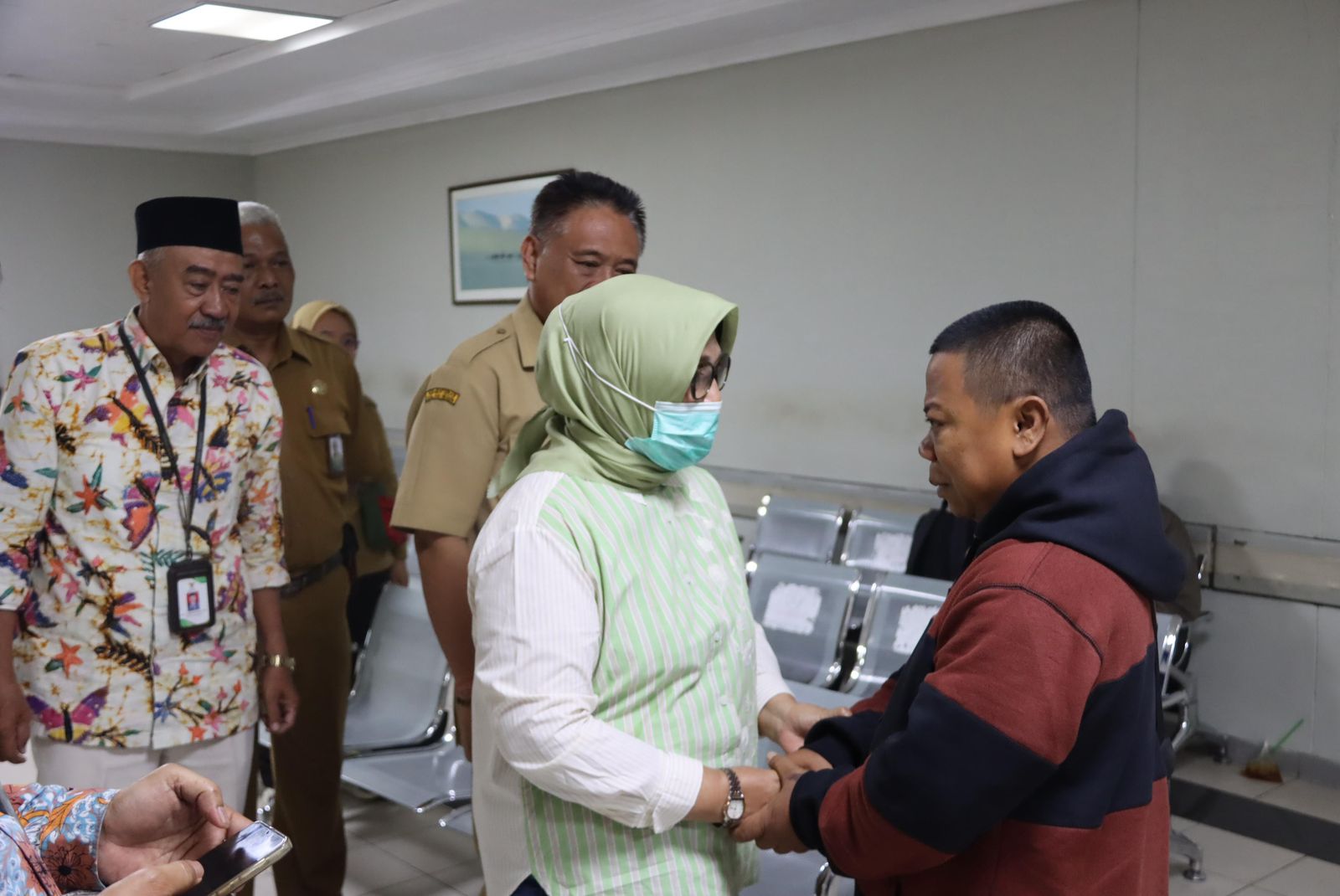 BERI SANTUNAN: Wakil Bupati Blora, Sri Setyorini saat mengunjungi kerban kebakaran sumur minyak di Desa Gandu, Kecamatan Bogorejo.