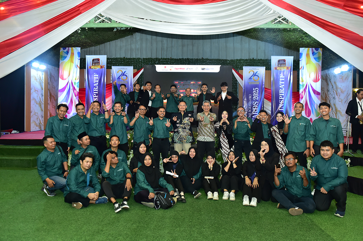 SUKSES: Panitia Radar Bojonegoro Awards foto bersama Bupati Lamongan di penghujung acara. (YUAN EDO/RADAR BOJONEGORO)