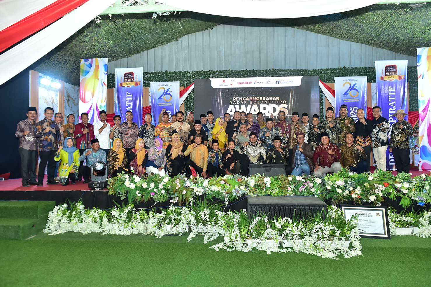 SEMANGAT: Semua tamu undangan foto bersama setelah berakhirnya rangkaian acara. (ANJAR DWI PRADIPTA/RADAR BOJONEGORO)