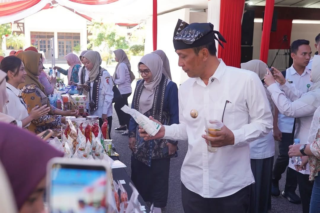 E-BAKUL: Bupati Setyo Wahono mengapresiasi produk lokal saat launching e-Bakul (ISTIMEWA/RADAR BOJONEGORO)