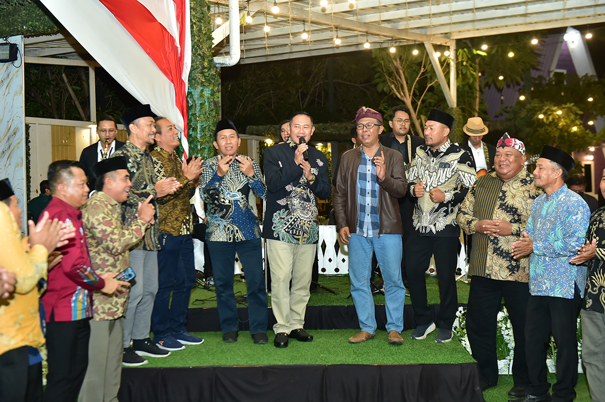 POTENSI LOKAL: Nuansa Music Entertainment mengiringi Bupati Lamongan Yuhronur Efendi bernyayi bersama kepala desa di panggung Radar Bojonegoro Awards 2025 (26/8) malam.