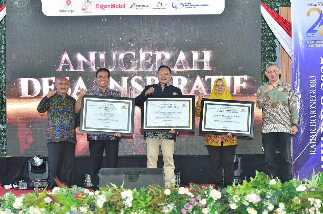 Dari kiri ke kanan, Direktur Jenderal Pembangunan Desa Perdesaan, Kemendesa PDT Nugroho Setijo Nagoro; Bupati Bojonegoro Setyo Wahono; Bupati Lamongan Yuhronur Efendi; Staf Ahli Bupati Blora Bidang