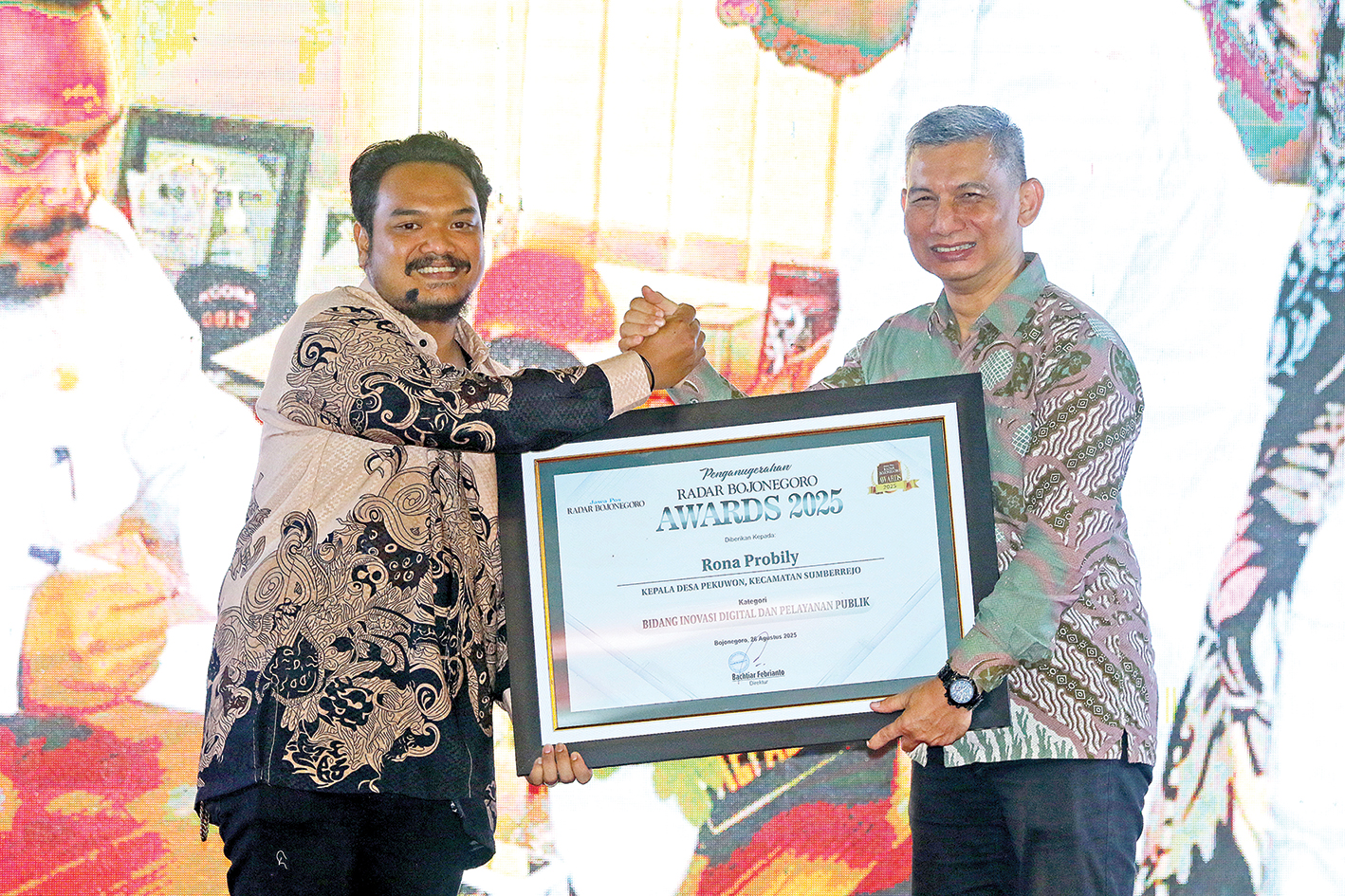 SELAMAT: Rona Probily menerima penghargaan Radar Bojonegoro Awards 2025 diserahkan langsung oleh Direktur Radar Bojonegoro Bachtiar Febrianto. (ANJAR DWI PRADIPTA/RADAR BOJONEGORO)