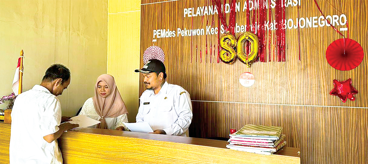 MELAYANI: Perangkat Desa Pekuwon selalu memberikan pelayanan terbaik. (ISTIMEWA/RADAR BOJONEGORO)