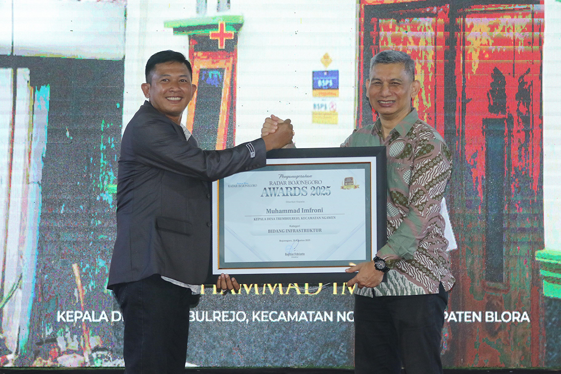 BANGGA: Kades Trembulrejo, Muhammad Imfroni menerima penghargaan Desa Inspiratif Bidang Infrastruktur yanh diserahkan oleh Direktur Radar Bojonegoro Bachtiar Febrianto di ajang Radar Bojonegoro Awards