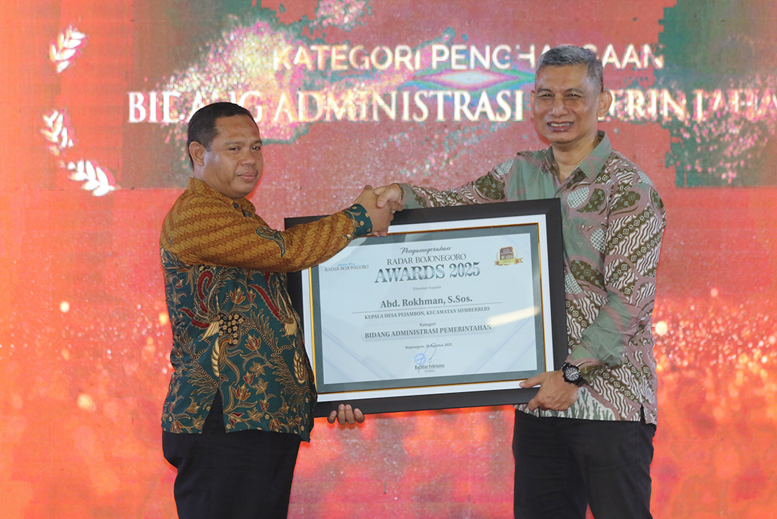 HEBAT: Kepala Desa Pejambon meraih penghargaan bidang administrasi pemerintahan dalam Radar Bojonegoro Award 2025. Hal ini karena keterbukaan informasi yang dijunjung tinggi.
