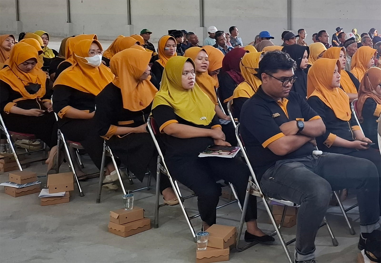 DANA BAGI HASIL: Buruh pabrik rokok dan buruh petani tembakau saat menerima dana bagi hasil cukai hasil tembakau (DBHCHT) di MPS Dander. (DEWI SAFITRI/RADAR BOJONEGORO)