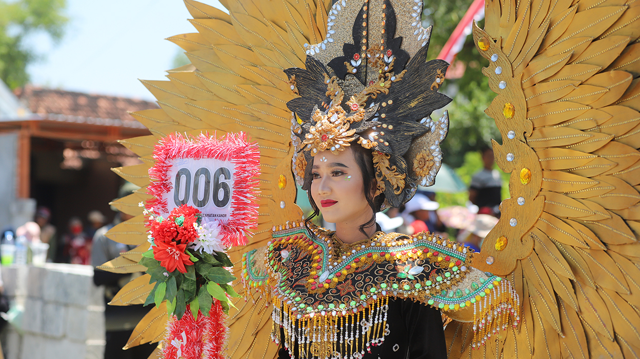 Adu tata rias, terutama untuk garda awal peserta juga menjadi salah satu titik perhatian dalam gelaran karnaval Kemerdekaan RI di Kecamatan Kanor pada Minggu (31/8). (YUAN EDO/RADAR BOJONEGORO)