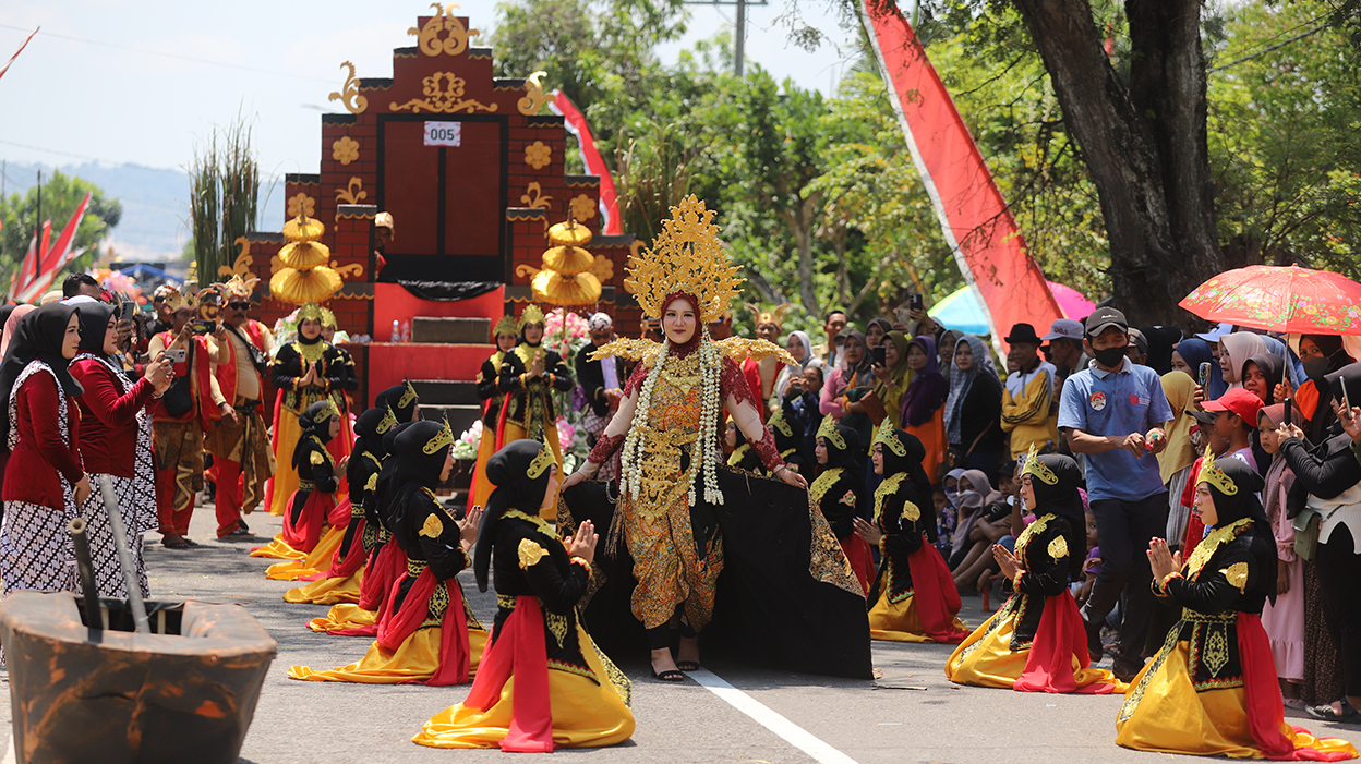 Para peserta saling beradu aksi teatrikal dalam gelaran karnaval Kemerdekaan RI di Kecamatan Kanor pada Minggu (31/8). (YUAN EDO/RADAR BOJONEGORO)