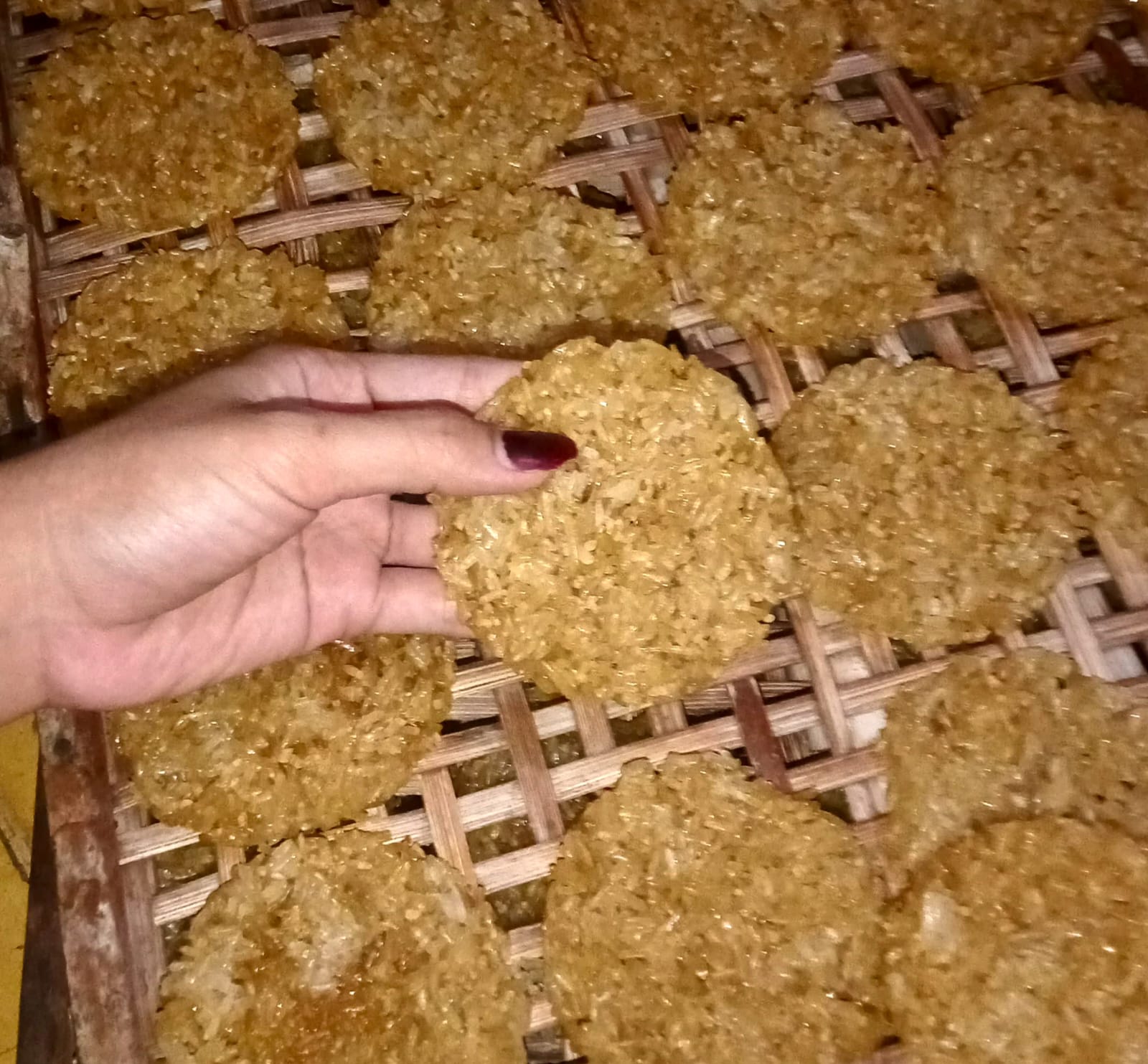 Salah satu hasil pengeringan rengginang di Desa Simo, Kecamatan Soko, Tuban. (MAEFA WULANDARI/Dok. Unigoro for Radar Bojonegoro)