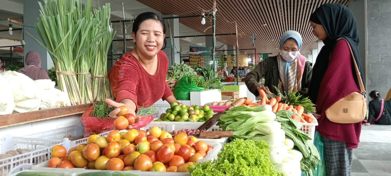 MURAH: Harga tomat anjlok, dari Rp 30 ribu per kilogram menjadi Rp 5 ribu per kilogram. Untuk harga bumbu dapur lainnya relatif stabil. (YANA DWI KURNIYA WATI/RADAR BOJONEGORO)