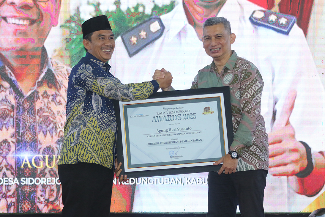 PRESTASI: Kades Sidorejo Agung Heri Susanto menerima Radar Bojonegoro Awards 2025 kategori bidang Administrasi Pemerintahan Inspiratif. (ANJAR DWI PRADIPTA/RADAR BOJONEGORO)
