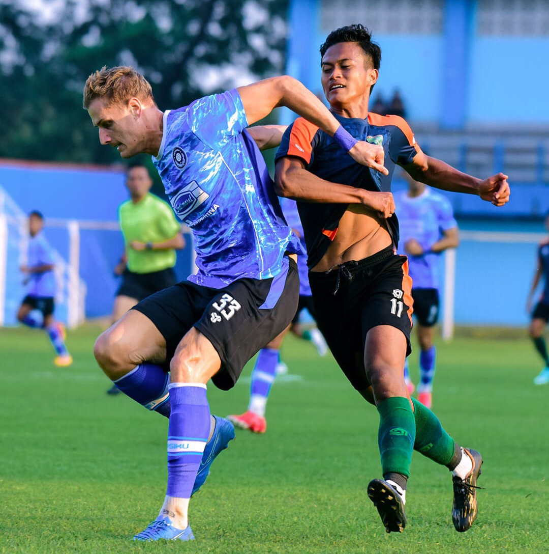 UJI COBA: Meski kalah dengan skor 2-1, pemain Persibo dinilai telah tampil dengan performa bagus saat laga uji coba lawan Persiku Kudus di Stadion Wergu Wetan, Sabtu (30/8).