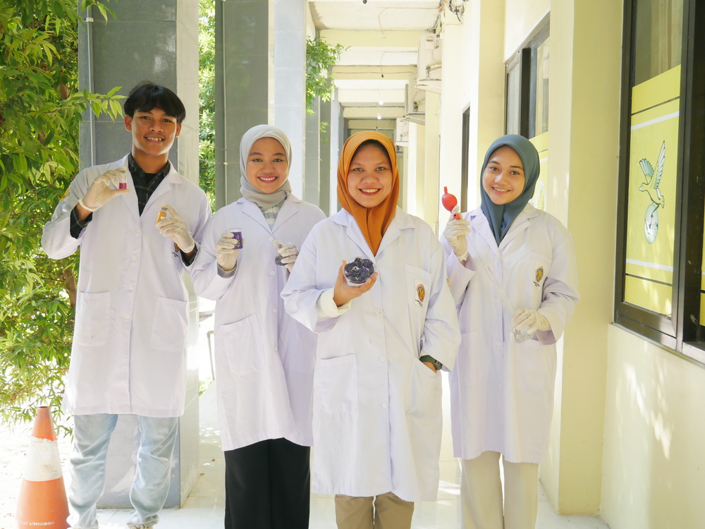 Tita Zakiyya Ghozali (kanan) bersama dosen pembimbing dan tim Program Kreativitas Mahasiswa (PKM) 2024.