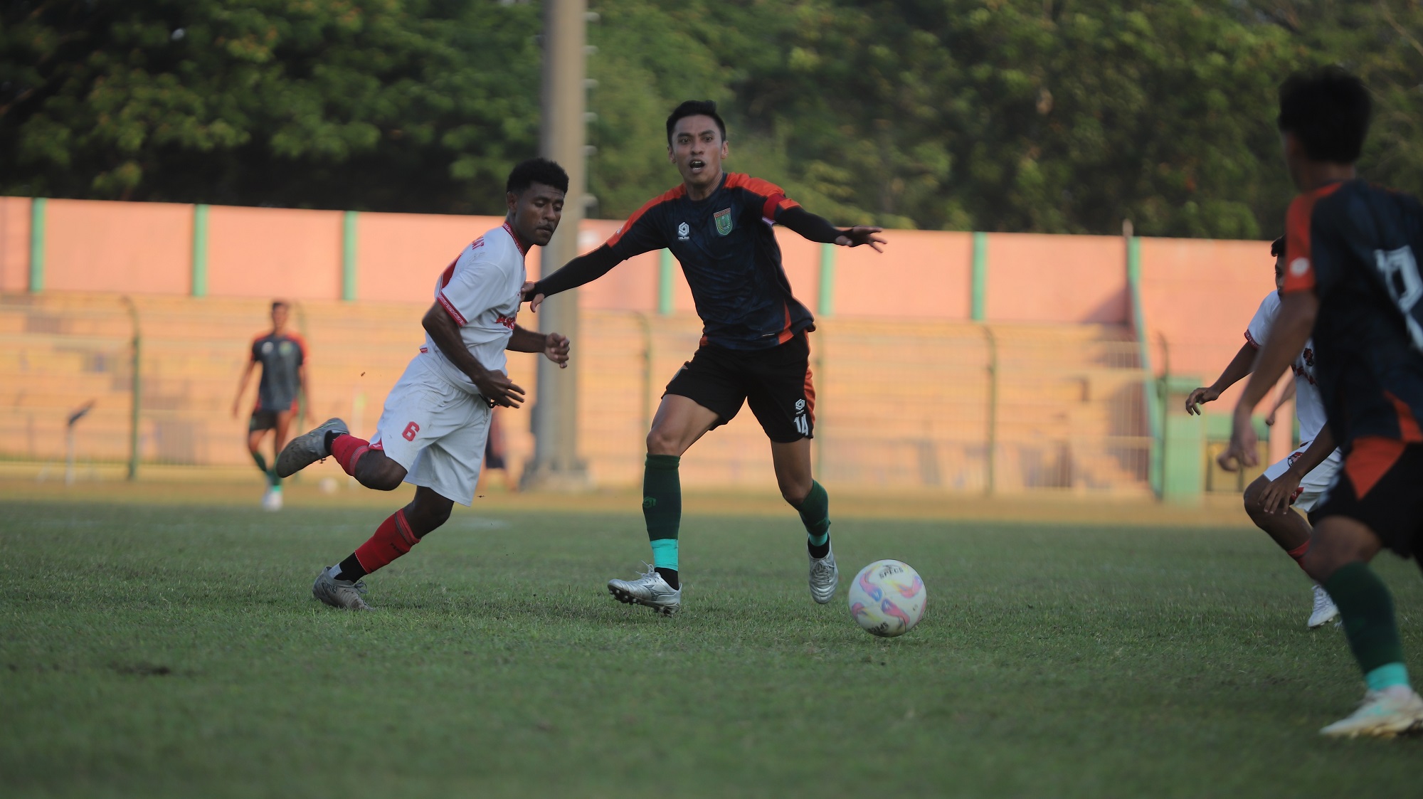 BUTUH PERSIAPAN: Persibo sempat mengadakan uji coba melawan Rans Nusantara FC, sesama klub peserta Liga 3 Nusantara. Namun tetiba batal karena kendala teknis