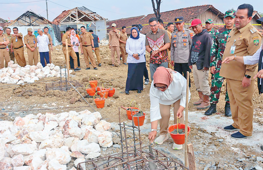 TURUN LANGSUNG: Bupati Blora dan jajaran saat meninjau kondisi sumur minyak di Desa Gandu yang sempat terbakar