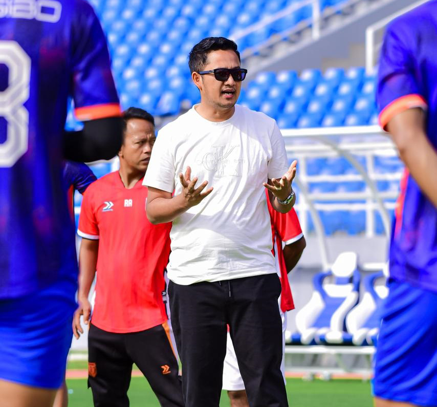 ARAHAN: Dewan Pembina Persibo Eko Setyawan memberikan pengarahan kepada para pemain ketika latihan musim lalu. Eko memastikan mini turnamen Bupati Cup batal digelar.