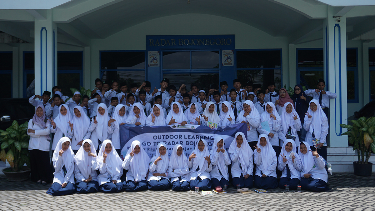 KUNJUNGAN: Siswa MTs Sunan Drajat Kedungsantren Kunjungan Redaksi di Kantor Radar Bojonegoro