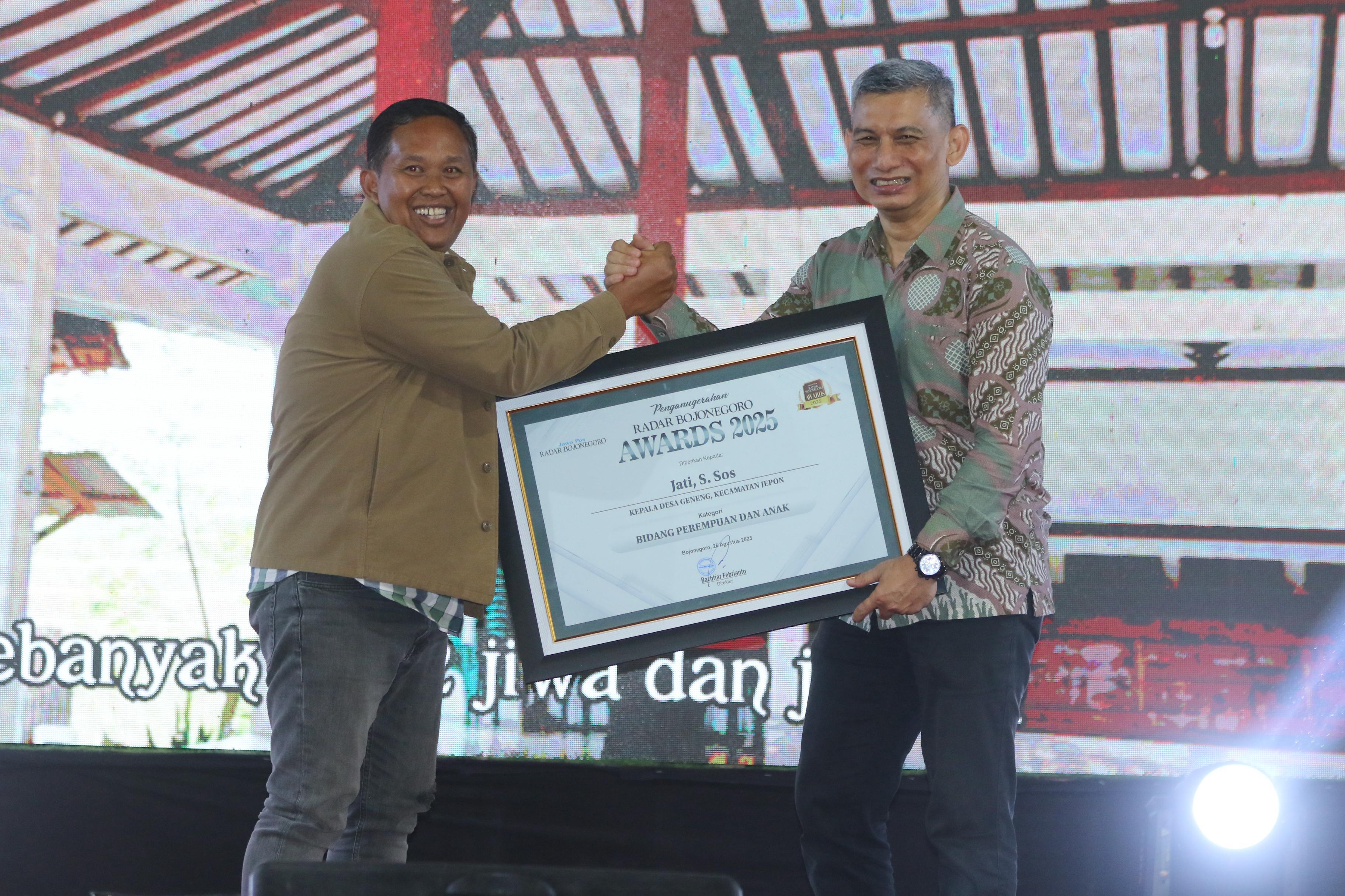 BAHAGIA: Kepala Desa Geneng, Kecamatan Jepon, Jati saat menerima penghargaan Radar Bojonegoro Awards 2025  Desa Inspiratif Bidang Perempuan dan Anak dari Direktur Radar Bojonegoro, Bachtiar Febrianto