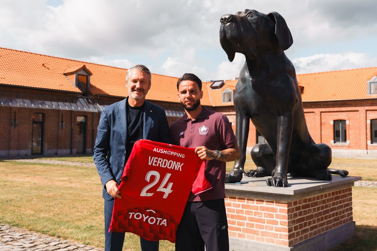 Calvin Verdonk (kanan) bersama Presiden Lille OSC, Olivier Letang aat meresmikan kontrak pada Senin (1/9) di depan patung anjing mastiff/bulldog, simbol Lille OSC. (Dok. Lille OSC)