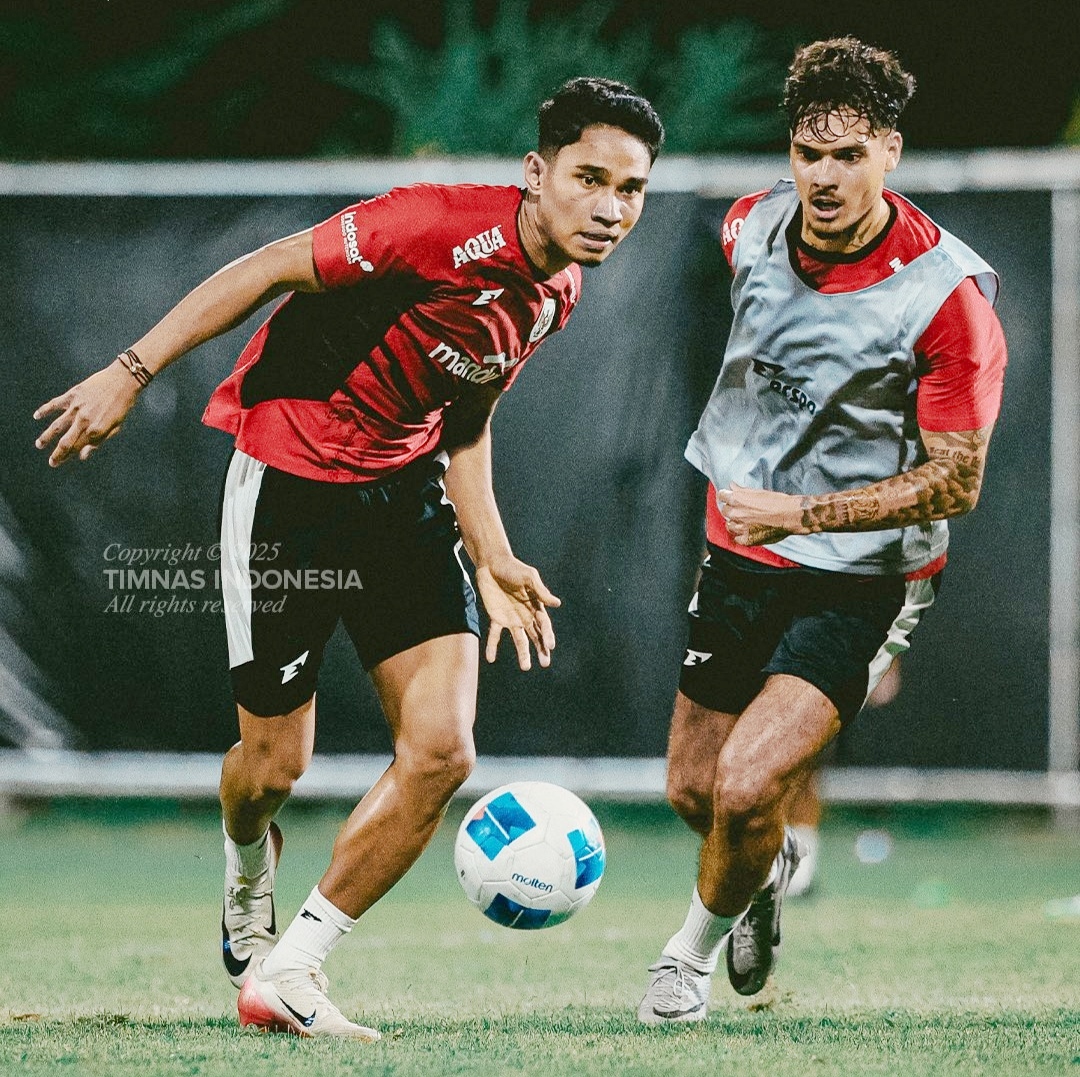 Marselino Ferdinan (kiri) dan Shayne Pattynama (kanan) saat sesi latihan timnas Indonesia di Surabaya.