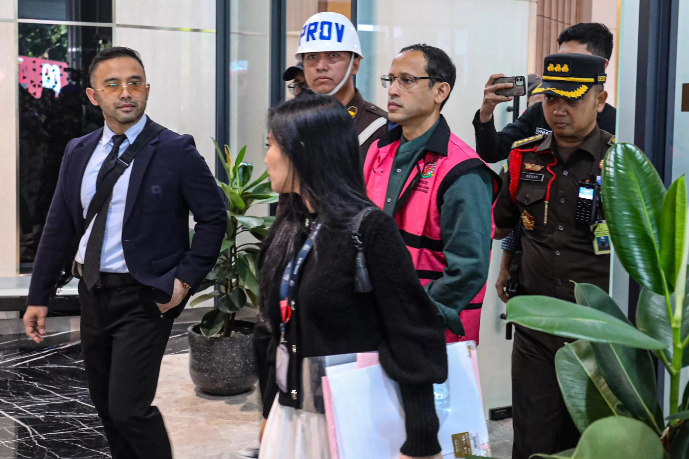 Nadiem Makarim (rompi pink) ditahan usai menjalani pemeriksaan oleh Kejagung RI. (Salman Toyibi/Jawa Pos)