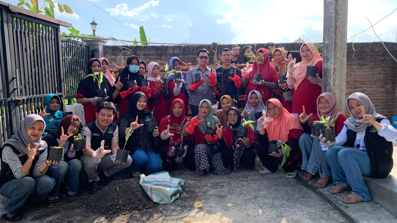 Ibu-ibu produsen jamu Desa Ngablak, Kecamatan Dander, antusias mengikuti praktik penanaman toga dengan metode vertikultur bersama Tim PPK Ormawa UKM P2J Unigoro, Selasa (2/9)