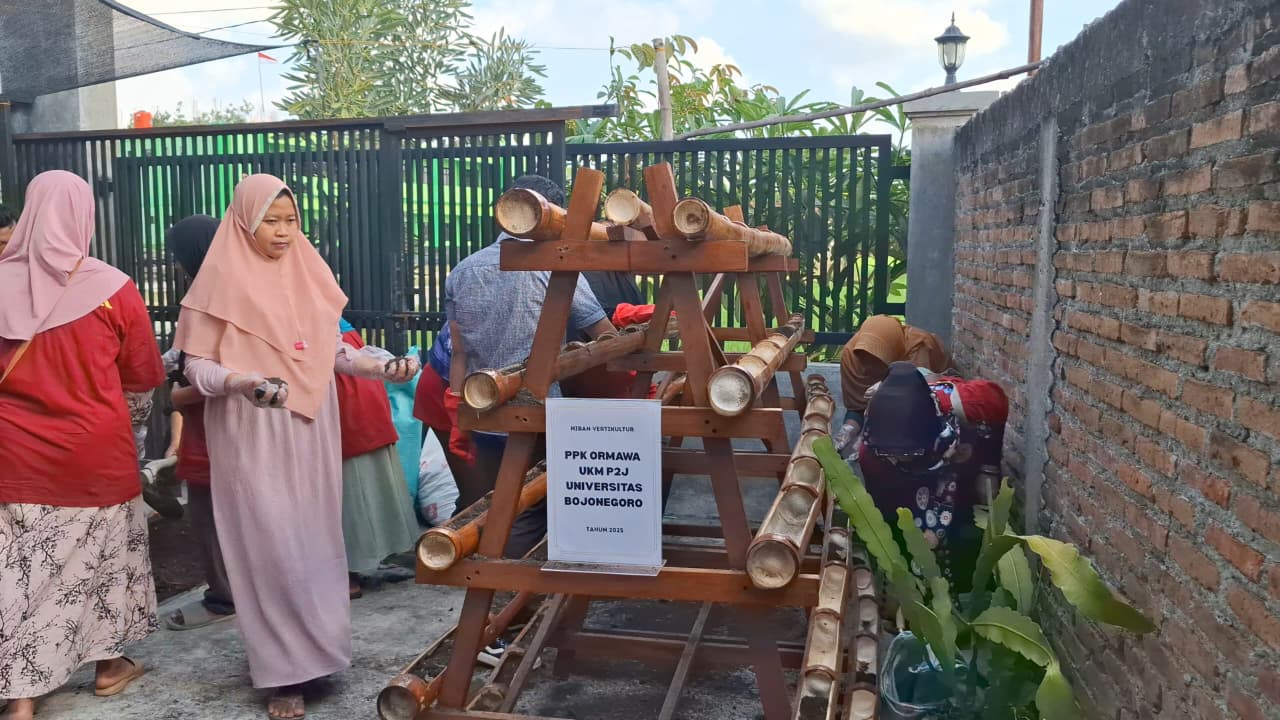 Ibu-ibu produsen jamu Desa Ngablak, Kecamatan Dander, antusias mengikuti praktik penanaman toga dengan metode vertikultur bersama Tim PPK Ormawa UKM P2J Unigoro, Selasa (2/9)