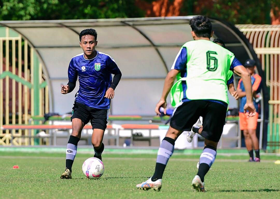 GIRING BOLA: Revan Djibril unjuk kemampuan menggiring bola ketika menjalani latihan rutin di Stadion Letjend Soedirman kemarin (3/9). Persibo agendakan uji coba kontra PSS Sleman pada Sabtu (6/9)