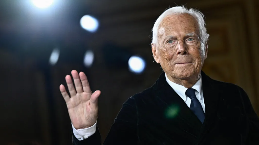 Giorgio Armani saat menghadiri pertunjukan fashion show perusahaannya pada Januari lalu. (Dok. Getty Images)