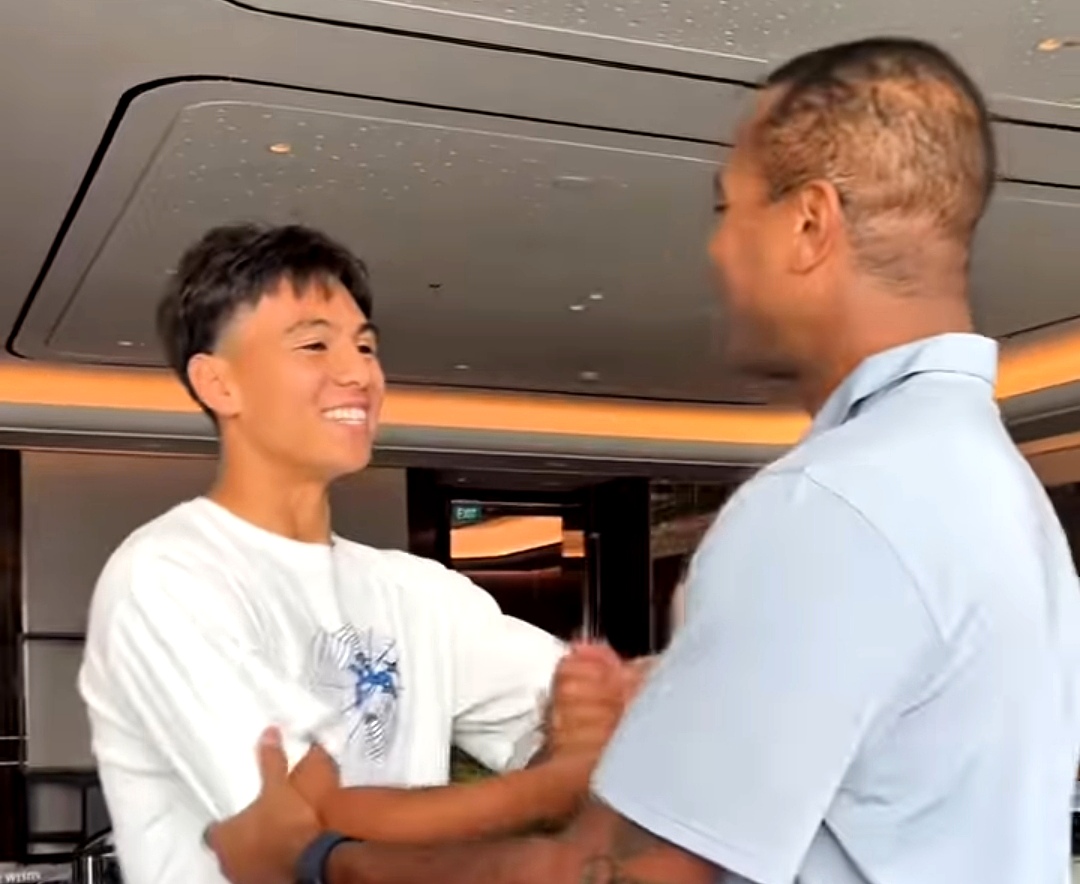Adrian Wibowo disambut hangat pelatih timnas Indonesia, Patrick Kluivert saat baru tiba di hotel skuad garuda menginap.